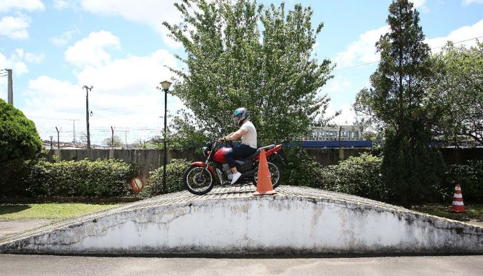 Foto: Giuliano Gomes/Detran-PR CNH para moto: exames práticos no Paraná não terão mais rampa como obstáculo